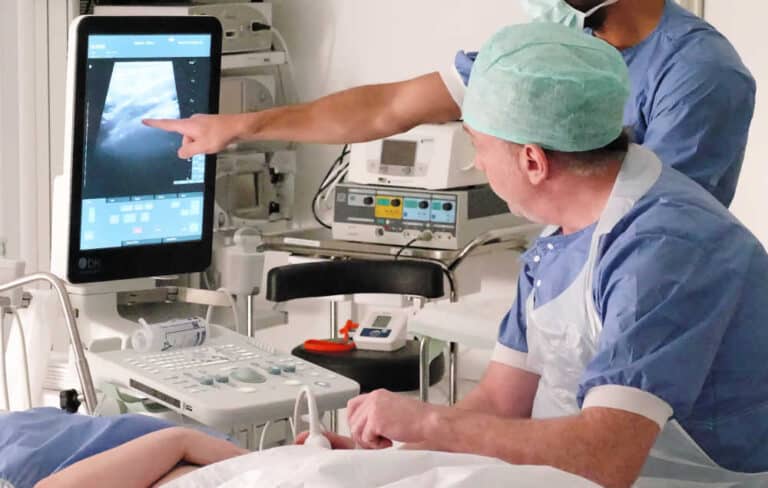 doktor george ferm på elit ortopedi injicerar med ultraljud som visar placering
